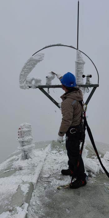 檢修人員在機艙外部清理風向標，確保后續安全啟機（拍攝者：劉宇）