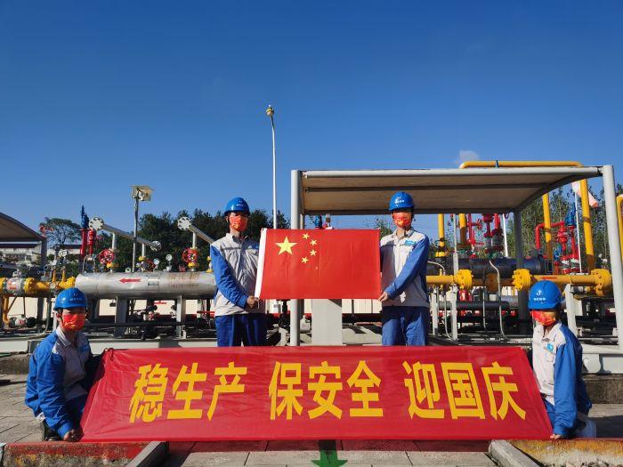 3.4堅守-9月29日，省天然氣公司紅安分輸站員工與國旗同框（拍攝：汪中圓）