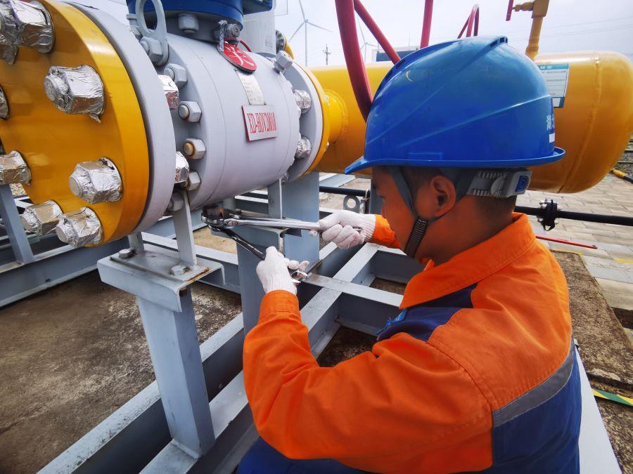 鄂西北維搶隊對閥門進行內(nèi)漏檢查作業(yè)(拍攝:劉尚) 鄂西北維搶隊對閥門進行內(nèi)漏檢查作業(yè)(拍攝:劉尚)