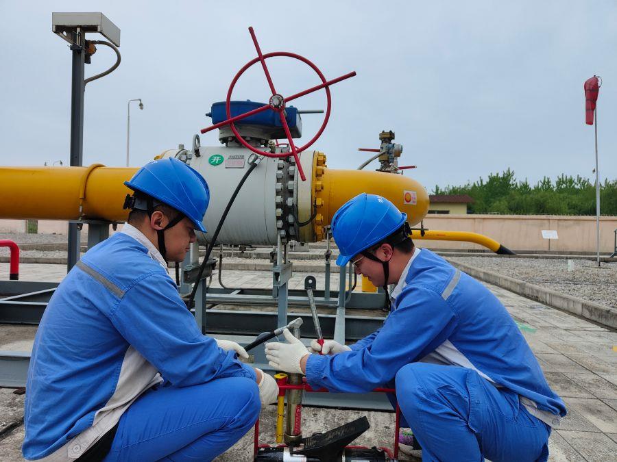 鄂西南維搶隊進行閥門注脂清洗作業(yè)(拍攝:胡振浩) 鄂西南維搶隊進行閥門注脂清洗作業(yè)(拍攝:胡振浩)