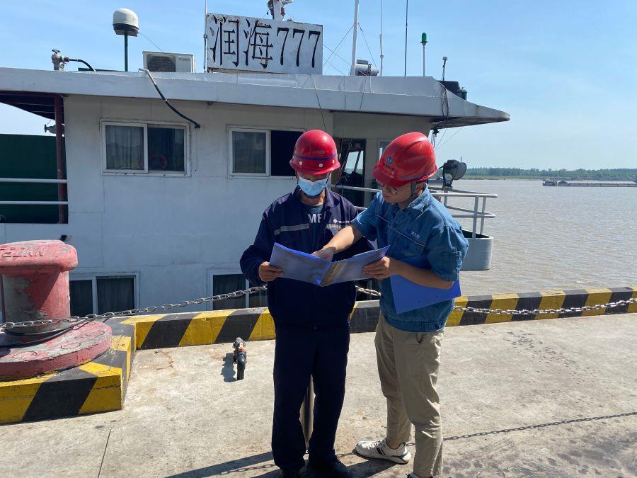 計劃員對裝船指導(dǎo)員進(jìn)行岸電使用表培訓(xùn)（攝影：嚴(yán)創(chuàng)）