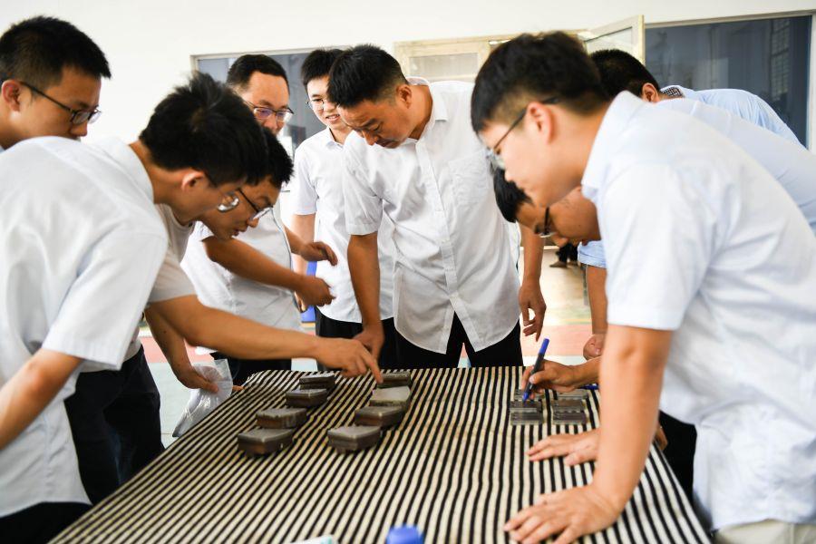 刮瓦和鉗工作品評比（攝影：胡彩虹）