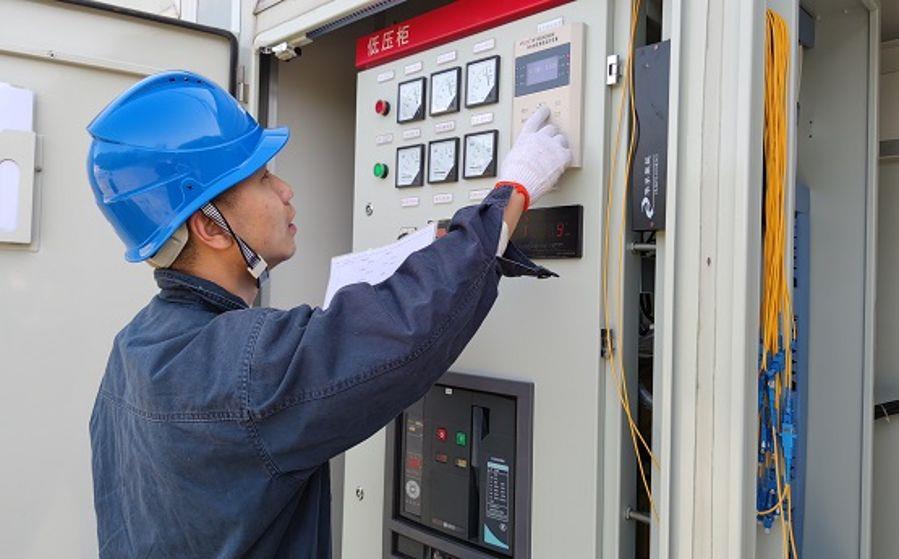 湖北省技術(shù)能手白樂在檢查箱變參數(shù)（攝影：蘇新良）