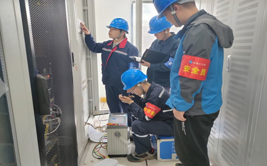 現(xiàn)場(chǎng)旁站監(jiān)督（攝影：牟琴）