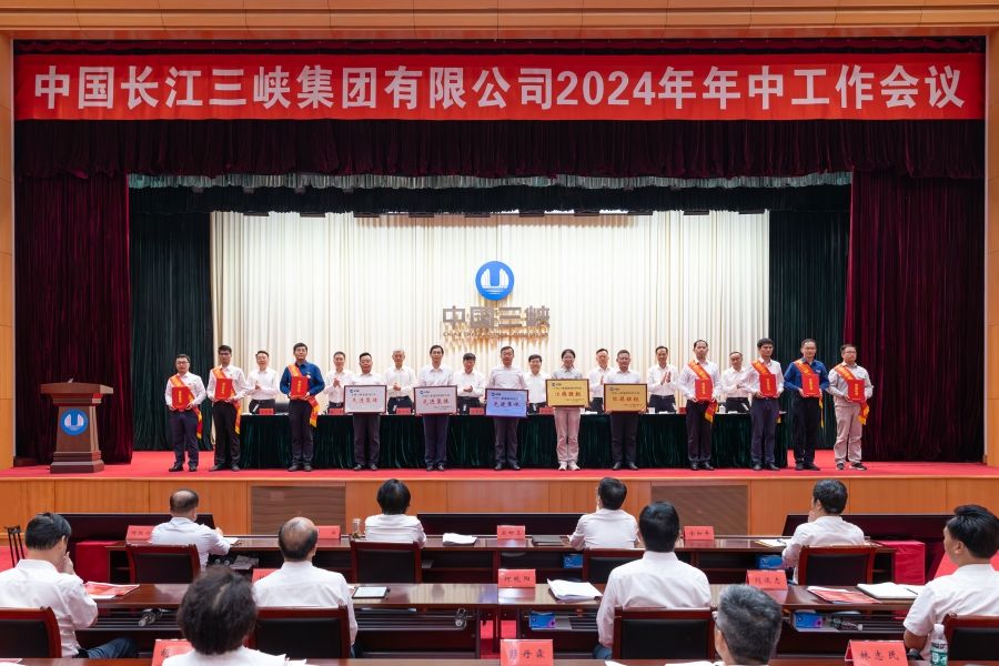 受表彰代表上臺領獎(攝影:雷海超) 受表彰代表上臺領獎(攝影:雷海超)